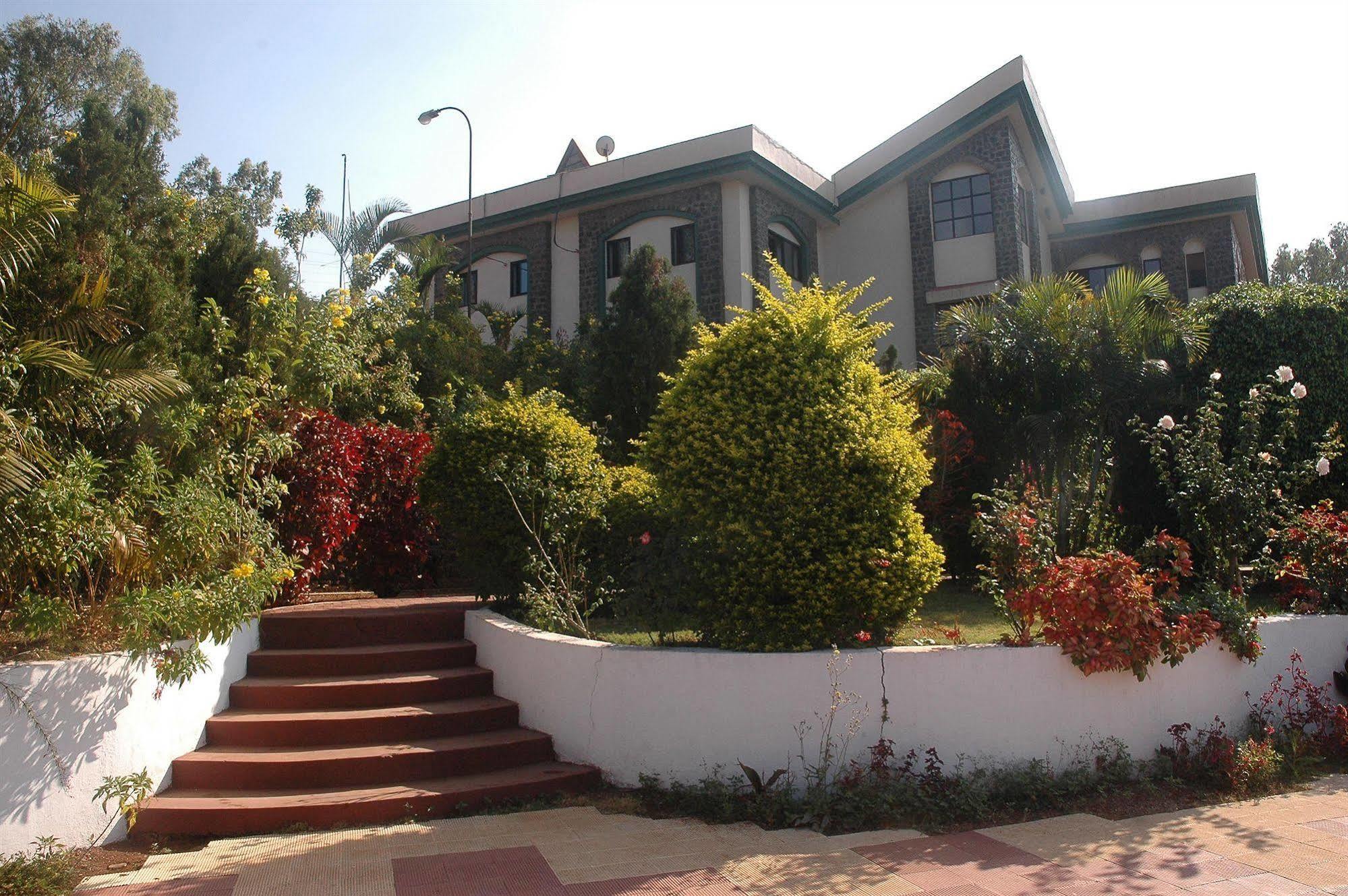 Aveda Blue Country Resort Panchgani Extérieur photo